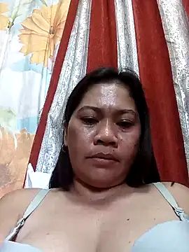 Snapshot of sexybitch_02 chatting on November 28, 4:48 am sexybitch 02 online show from November 28, 4:48 am