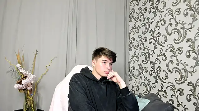 Snapshot of SherlockMax chatting on September 18, 5:59 pm SherlockMax online show from September 18, 5:59 pm