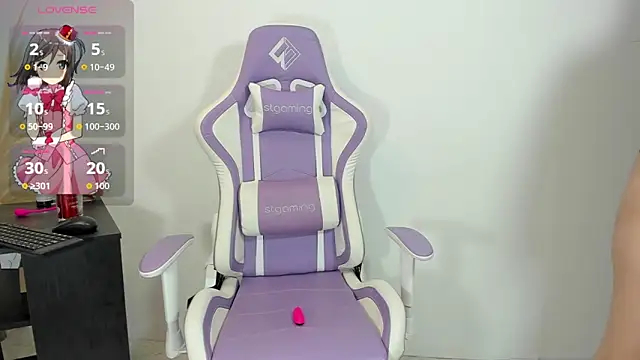 Snapshot of miaravel_ chatting on October 9, 2:59 pm miaravel online show from October 9, 2:59 pm