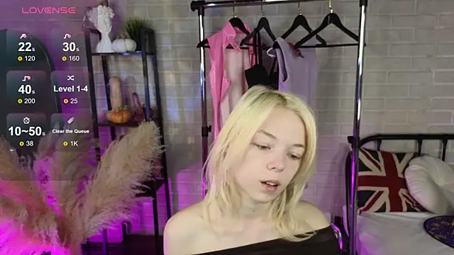 MillaHolt online show from October 22, 8:47 am