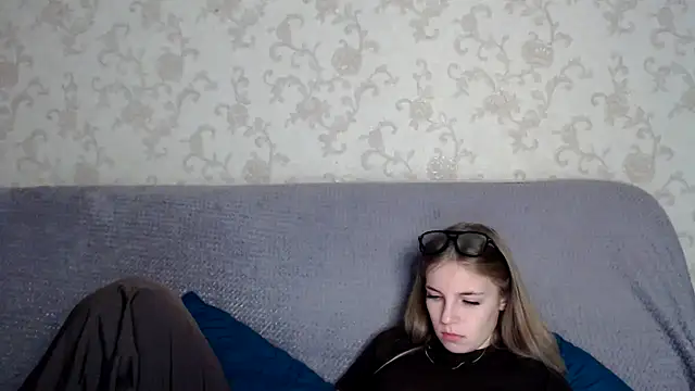 HitGyrl online show from November 13, 1:15 am