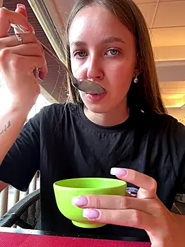 Snapshot of ElliRose chatting on October 9, 12:52 am ElliRose online show from October 9, 12:52 am