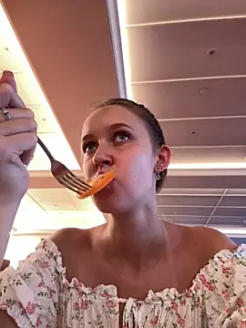 Snapshot of ElliRose chatting on October 11, 12:32 am ElliRose online show from October 11, 12:32 am