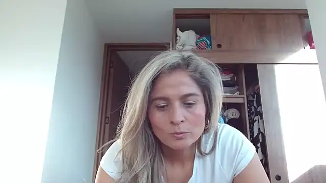 Snapshot of linda-mature43 chatting on September 13, 10:09 pm linda-mature43 online show from September 13, 10:09 pm