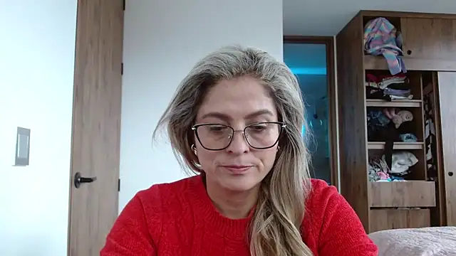 Snapshot of linda-mature43 chatting on September 15, 6:52 pm linda-mature43 online show from September 15, 6:52 pm