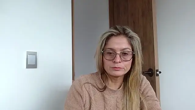 Snapshot of linda-mature43 chatting on October 21, 5:57 pm linda-mature43 online show from October 21, 5:57 pm