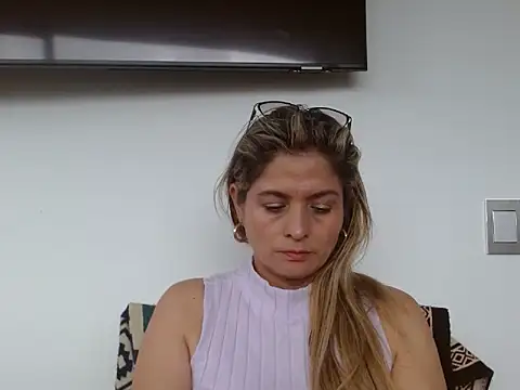 Snapshot of linda-mature43 chatting on October 29, 3:03 pm linda-mature43 online show from October 29, 3:03 pm