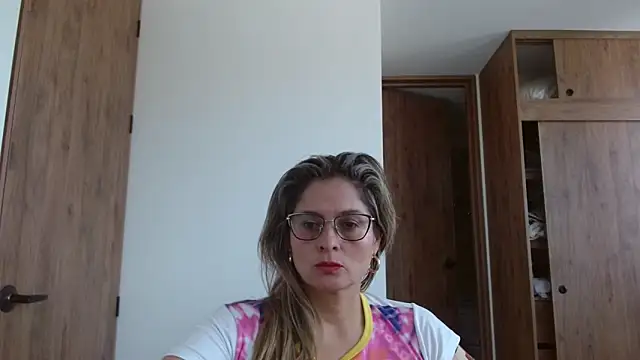 Snapshot of linda-mature43 chatting on November 7, 3:01 pm linda-mature43 online show from November 7, 3:01 pm