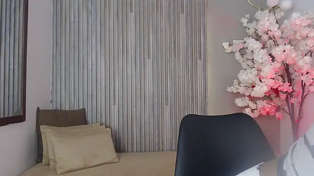 Michellee 20 online show from October 8, 1:20 pm