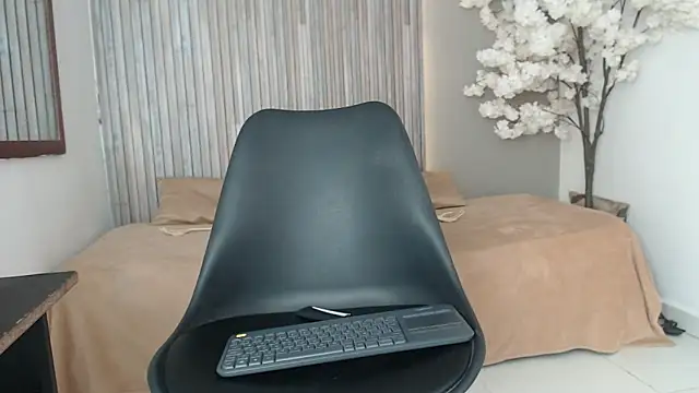 Michellee 20 online show from October 14, 1:34 pm