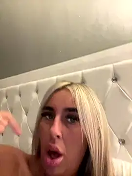 Snapshot of EllieMaeBaby chatting on September 13, 9:14 pm EllieMaeBaby online show from September 13, 9:14 pm