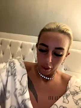 Snapshot of EllieMaeBaby chatting on November 11, 8:31 pm EllieMaeBaby online show from November 11, 8:31 pm