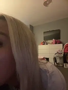 Snapshot of EllieMaeBaby chatting on November 16, 5:40 pm EllieMaeBaby online show from November 16, 5:40 pm