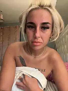 Snapshot of EllieMaeBaby chatting on November 28, 9:17 pm EllieMaeBaby online show from November 28, 9:17 pm