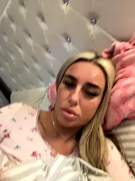 Snapshot of EllieMaeBaby chatting on December 4, 12:25 pm EllieMaeBaby online show from December 4, 12:25 pm