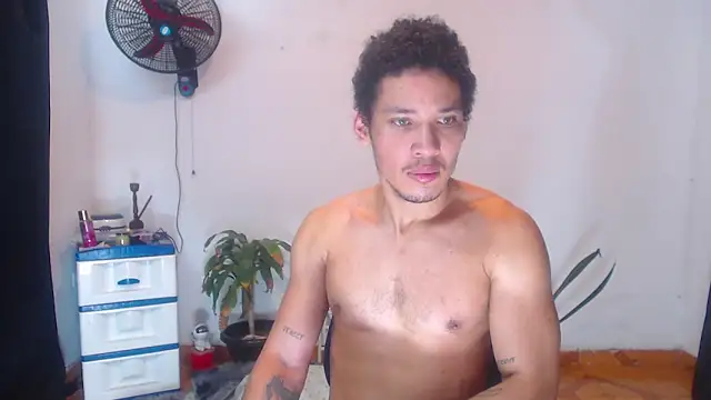 Snapshot of RuiMaddoox chatting on November 15, 3:30 pm RuiMaddoox online show from November 15, 3:30 pm