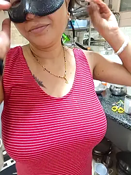 Snapshot of Queen_Nightt chatting on November 28, 3:31 am Queen Nightt online show from November 28, 3:31 am