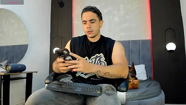 Liam walk  online show from October 7, 7:11 pm