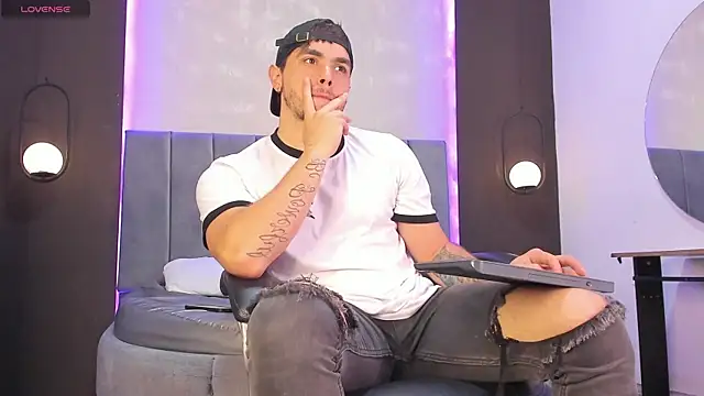 Liam walk  online show from November 10, 8:08 pm