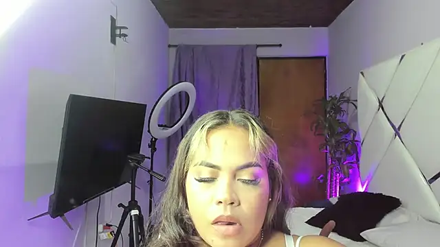 Snapshot of EmilyDuran_ chatting on October 19, 11:27 pm EmilyDuran online show from October 19, 11:27 pm