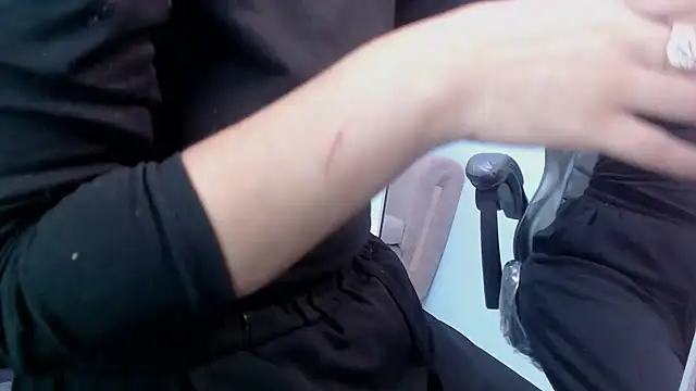 Snapshot of victoria_hernandez_t_ chatting on November 6, 12:50 pm victoria hernandez t online show from November 6, 12:50 pm