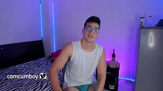 Snapshot of CamCumBoy chatting on October 9, 10:46 am CamCumBoy online show from October 9, 10:46 am