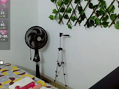 Snapshot of sara_arias00 chatting on October 28, 1:25 pm sara arias00 online show from October 28, 1:25 pm