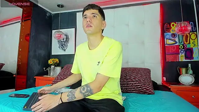 Snapshot of Matteo12_ chatting on October 1, 9:43 pm Matteo12 online show from October 1, 9:43 pm