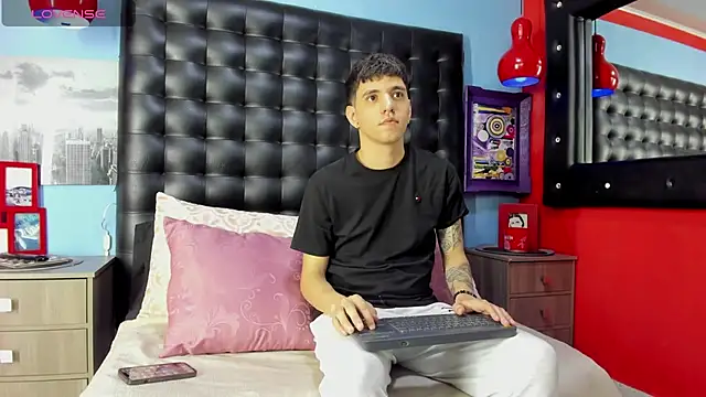 Snapshot of Matteo12_ chatting on October 5, 4:00 am Matteo12 online show from October 5, 4:00 am