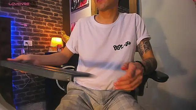 Snapshot of Matteo12_ chatting on October 6, 2:42 am Matteo12 online show from October 6, 2:42 am