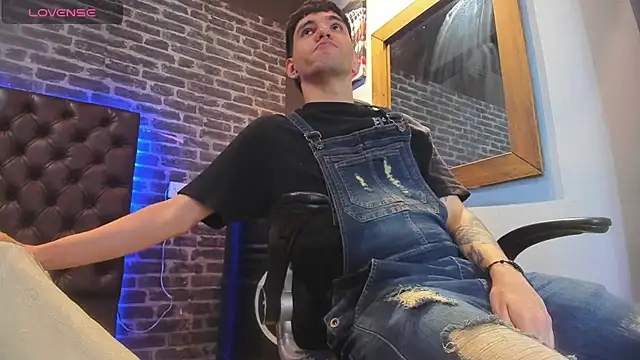 Snapshot of Matteo12_ chatting on October 7, 3:58 am Matteo12 online show from October 7, 3:58 am