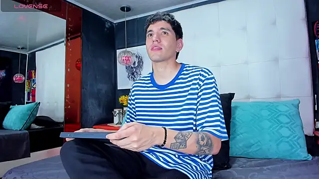 Snapshot of Matteo12_ chatting on October 22, 3:18 am Matteo12 online show from October 22, 3:18 am