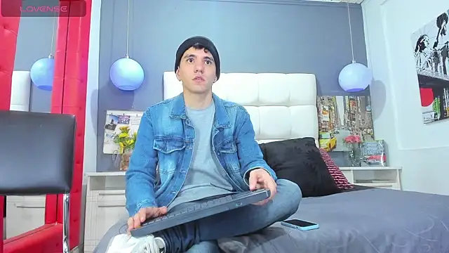 Snapshot of Matteo12_ chatting on October 25, 3:36 am Matteo12 online show from October 25, 3:36 am