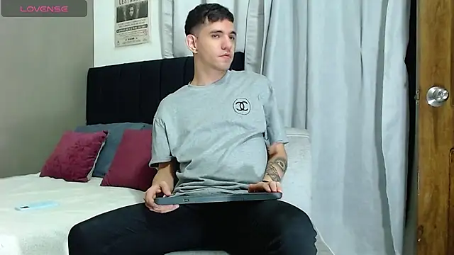 Snapshot of Matteo12_ chatting on November 9, 4:00 am Matteo12 online show from November 9, 4:00 am