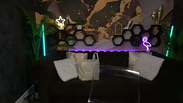 DiamondGoldie online show from September 14, 8:46 am