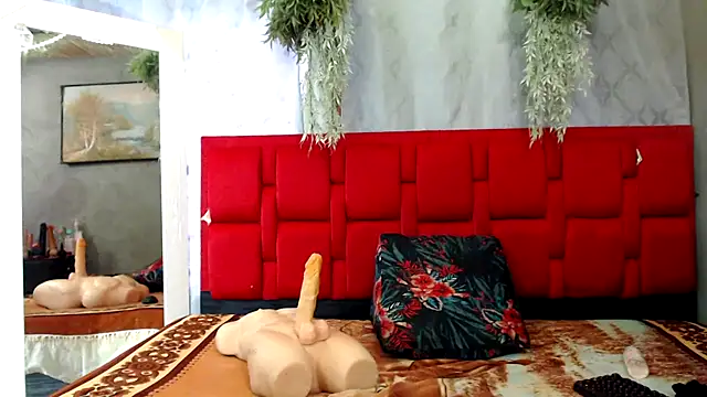 Snapshot of Leonora_Lujan chatting on November 5, 9:15 pm Leonora Lujan online show from November 5, 9:15 pm