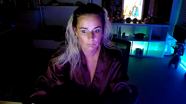 Mrs-Aurora online show from October 6, 9:45 pm