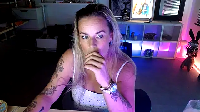 Mrs-Aurora online show from October 15, 12:49 pm