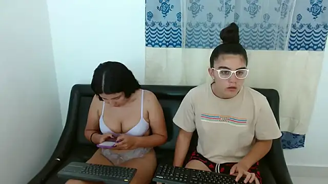 Snapshot of Arieeel_09 chatting on October 6, 11:02 pm Arieeel 09 online show from October 6, 11:02 pm