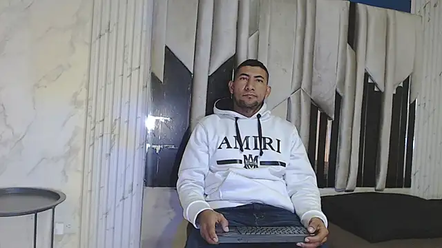 Snapshot of Morganandmegan chatting on October 13, 11:32 am Morganandmegan online show from October 13, 11:32 am