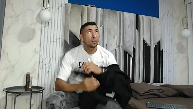 Snapshot of Morganandmegan chatting on November 7, 11:21 am Morganandmegan online show from November 7, 11:21 am