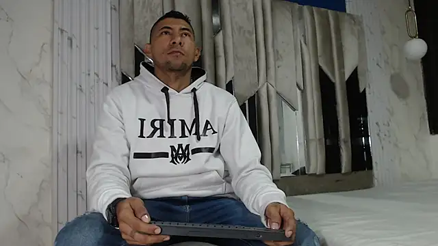 Snapshot of Morganandmegan chatting on November 24, 11:10 am Morganandmegan online show from November 24, 11:10 am