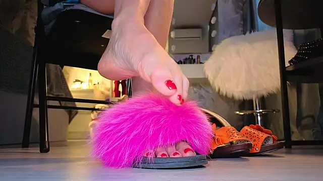 Feet Heelss online show from October 6, 9:40 am