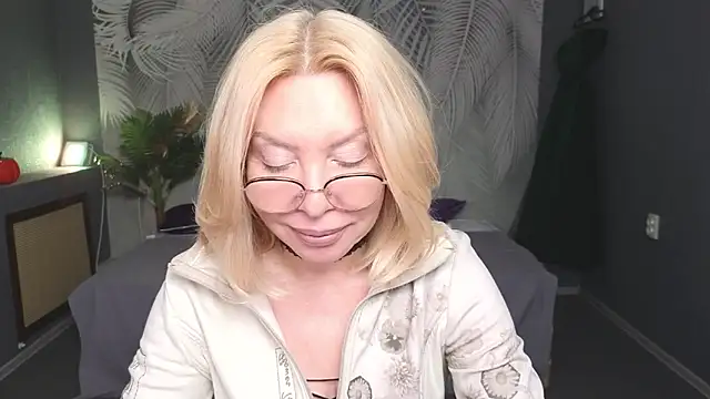 Snapshot of Wendy_Waves chatting on November 20, 1:11 pm Wendy Waves online show from November 20, 1:11 pm