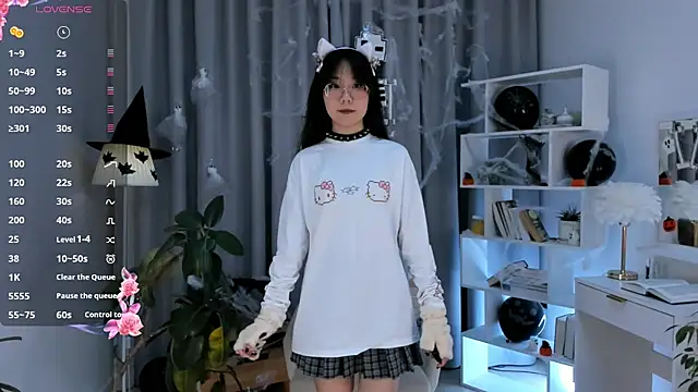 UdelaDodson online show from October 31, 1:06 am