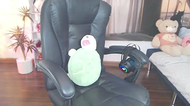 Snapshot of Suzie_Wet_Cave chatting on September 25, 11:47 am Suzie Wet Cave online show from September 25, 11:47 am