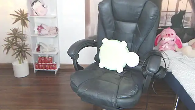 Snapshot of Suzie_Wet_Cave chatting on September 27, 12:54 pm Suzie Wet Cave online show from September 27, 12:54 pm