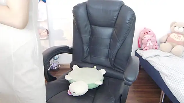 Snapshot of Suzie_Wet_Cave chatting on October 1, 12:33 pm Suzie Wet Cave online show from October 1, 12:33 pm