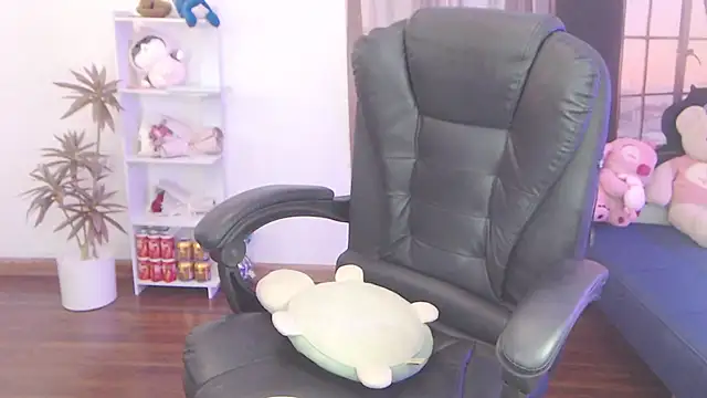 Snapshot of Suzie_Wet_Cave chatting on October 12, 8:24 am Suzie Wet Cave online show from October 12, 8:24 am