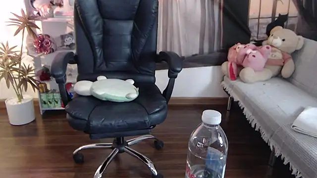 Snapshot of Suzie_Wet_Cave chatting on October 27, 11:58 am Suzie Wet Cave online show from October 27, 11:58 am